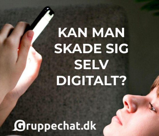 Pige kigger på mobil i mørke